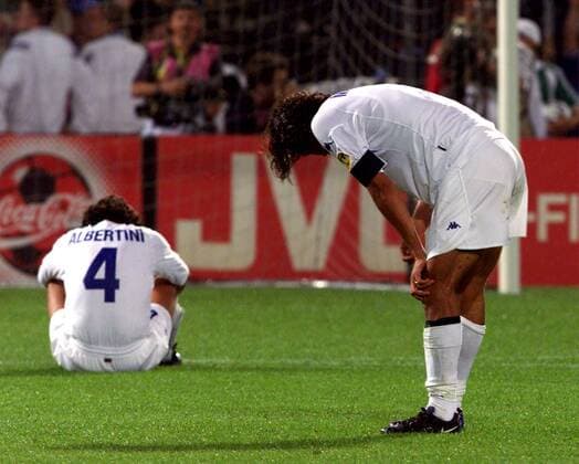 Albertini (li.) und Paolo Maldini (beide Italien) fassungslos nach der Niederlage Fußball EM Herren Europameisterschaft 2000, Nationalmannschaft, Nationalteam, Nationaltrikot, Länderspiel, Finale Gruppe De Kuip Rotterdam Leere, Enttäuschung, Verzweiflung,