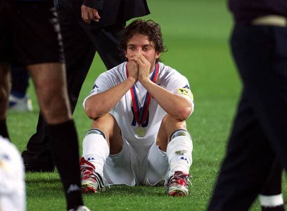 Fußball, EM Finale 2000 in Rotterdam, Frankreich - Italien 2-1 n.V. Alessandro del Piero (Italien) sitzt leeren Blickes mit seiner Medaille auf dem Rasen Fußball EM Herren Europameisterschaft 2000, Nationalmannschaft, Nationalteam, Nationaltrikot, Länderspiel, Finale Einzelbild De Kuip Rotterdam Leere, Enttäuschung, Nachdenklichkeit, Verzweiflung,