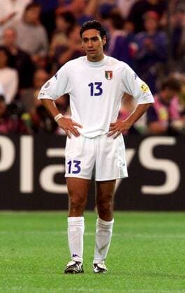 Alessandro Nesta (Italien) kann es nicht fassen Fußball EM Herren Europameisterschaft 2000, Nationalmannschaft, Nationalteam, Nationaltrikot, Länderspiel, Finale Einzelbild De Kuip Rotterdam Leere, Enttäuschung, Verzweiflung,