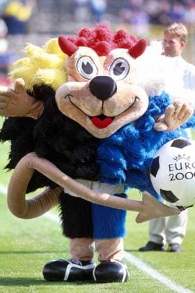 Benelucky - das Maskottchen der Euro 2000 Fußball EM Herren Europameisterschaft 2000, Länderspiel, Gruppenspiel, Gruppe D, Nationalmannschaft, Nationalteam Einzelbild Jan-Breydel-Stadion Brugge, Brügge
