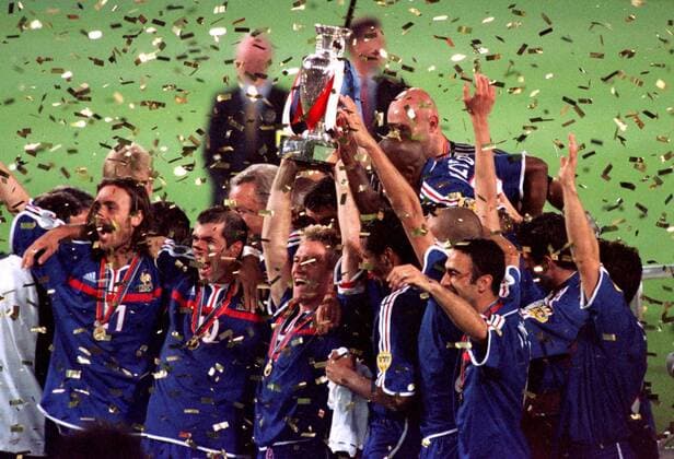 Fußball, EM Finale 2000 in Rotterdam, Frankreich - Italien 2-1 n.V. Didier Deschamps (Frankreich) mit dem Coupe Henri Delaunay und Teamkollegen im Goldrausch, vorn links Dugarry und Zidane Fußball EM Herren Europameisterschaft 2000, Länderspiel, Finale, Nationalmannschaft, Nationalteam, Nationaltrikot Totale De Kuip Rotterdam Begeisterung, Freude,