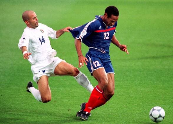 Fußball, EM Finale 2000 in Rotterdam, Frankreich - Italien 2-1 n.V. Luigi di Biagio (Italien, li.) versucht, Thierry Henry (Frankreich) unter allen Umständen zu stoppen Fußball EM Herren Europameisterschaft 2000, Länderspiel, Finale, Nationalmannschaft, Nationalteam, Nationaltrikot Gruppe De Kuip Rotterdam Dynamik, Kampf Komik