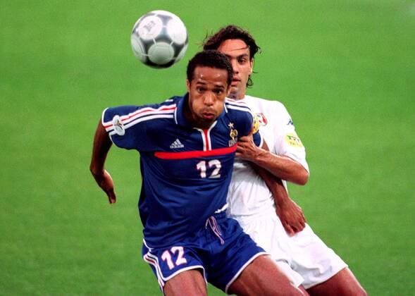 Fußball, EM Finale 2000 in Rotterdam, Frankreich - Italien 2-1 n.V. Thierry Henry (Frankreich, li.) im Duell mit Alessandro Nesta (Italien) Fußball EM Herren Europameisterschaft 2000, Länderspiel, Finale, Nationalmannschaft, Nationalteam, Nationaltrikot Gruppe De Kuip Rotterdam Dynamik, Kampf