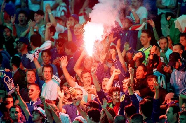 Fußball, EM Finale 2000 in Rotterdam, Frankreich - Italien 2-1 n.V. Italienische Tifosi feiern eine Idee zu früh Fußball EM Herren Europameisterschaft 2000, Länderspiel, Finale, Nationalmannschaft, Nationalteam, Endspiel Totale De Kuip Rotterdam