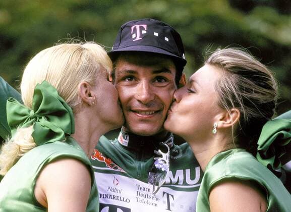 Erik Zabel (Deutschland Team Telekom) nimmt mit einem Lächeln die Siegerküsschen der Hostessen entgegen Radsport Herren Tour de France 1997, Radrennsport, Straßenrennen, Radrennen, Straßenradrennsport, Rad, Straße Gruppe Paris Glück, Freude,