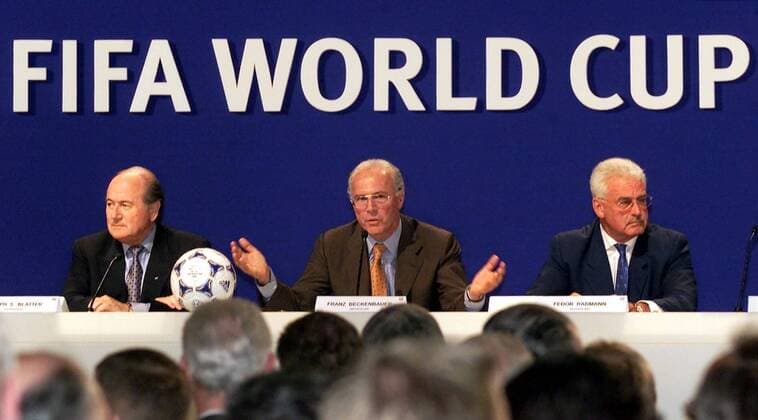 DFB-Vizepräsident Franz Beckenbauer (Deutschland) auf der Pressekonferenz, links FIFA-Präsident Sepp Blatter (Schweiz) und rechts DFB-Koordinator Fedor Radmann Fußball Herren Weltfußballverband 2000, WM-Vergabe 2006, Weltmeisterschaftsvergabe, Ausrichtung, Ausrichter Gruppe Messe Zürich, FIFA Zürich, Bewerbung