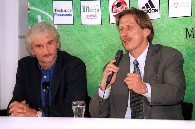 Teamchef Rudi Völler (li., Deutschland) lauscht den Worten seines designierten Nachfolgers Christoph Daum (Bayer 04 Leverkusen) auf der Pressekonferenz Fußball Herren Saison 2000 2001, DFB, PK, Nationalmannschaft, Nationalteam, neu, Nationaltrainer, Nationalcoach Gruppe Müngersdorfer Stadion Köln