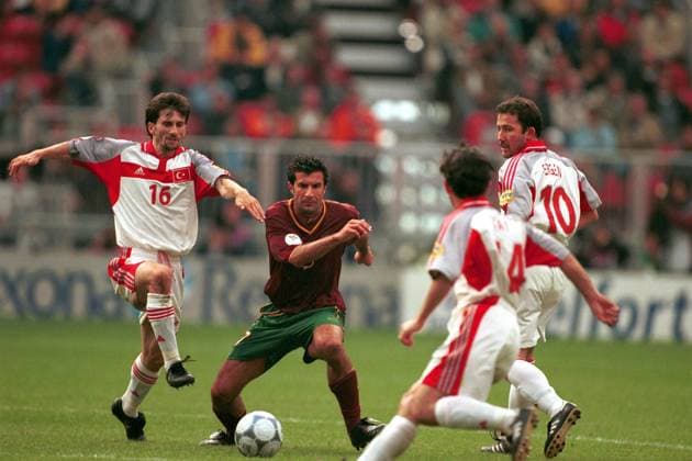 Luis Figo (Portugal) umzingelt von Ergün Penbe (li.), Sergen Yalcin (re.) und Suat (alle Türkei) Fußball EM Herren Europameisterschaft 2000, Länderspiel, Viertelfinale, Nationalmannschaft, Nationalteam Gruppe ArenA Amsterdam
