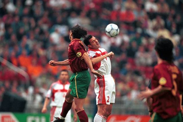 Tayfur Havutcu (Türkei, re.) beim Kopfballduell mit einem Portugiesen Fußball EM Herren Europameisterschaft 2000, Länderspiel, Viertelfinale, Nationalmannschaft, Nationalteam Gruppe ArenA Amsterdam Dynamik