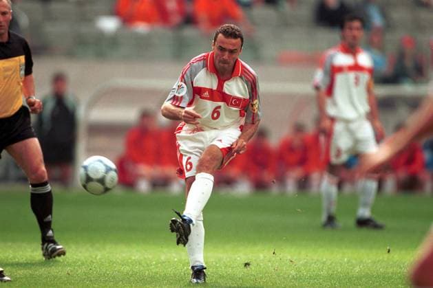 Arif Erdem (Türkei) am Ball Fußball EM Herren Europameisterschaft 2000, Länderspiel, Viertelfinale, Nationalmannschaft, Nationalteam Einzelbild ArenA Amsterdam