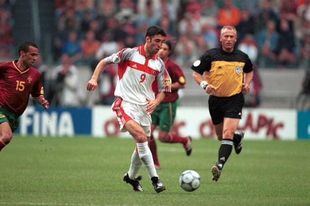 Hakan Sükür (Türkei) am Ball Fußball EM Herren Europameisterschaft 2000, Länderspiel, Viertelfinale, Nationalmannschaft, Nationalteam Einzelbild ArenA Amsterdam Dynamik