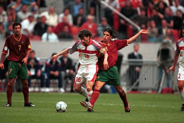 Ergün Penbe (Türkei, li.) im Duell mit Nuno Gomes (Portugal) Fußball EM Herren Europameisterschaft 2000, Länderspiel, Viertelfinale, Nationalmannschaft, Nationalteam Gruppe ArenA Amsterdam Dynamik, Kampf