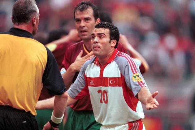 Hakan Ünsal (Türkei) beschwert sich bei Schiedsrichter Dick Jol (Holland) Fußball EM Herren Europameisterschaft 2000, Länderspiel, Viertelfinale, Nationalmannschaft, Nationalteam Gruppe ArenA Amsterdam Spannung,