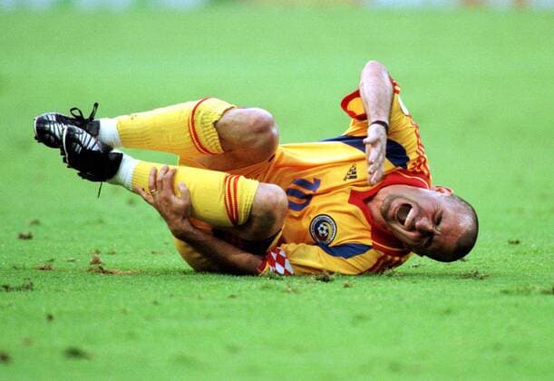 Gheorghe Hagi (Rumänien) am Boden Fußball EM Herren Europameisterschaft 2000, Länderspiel, Viertelfinale, Nationalmannschaft, Nationalteam Einzelbild König-Baudouin-Stadion Brüssel