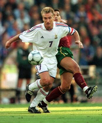 Didier Deschamps (Frankreich, vorn) im Duell mit Sergio Conceicao (Portugal) Fußball EM Herren Europameisterschaft 2000, Länderspiel, Halbfinale, Nationalmannschaft, Nationalteam, Nationaltrikot Gruppe König-Baudouin-Stadion Brüssel Dynamik,