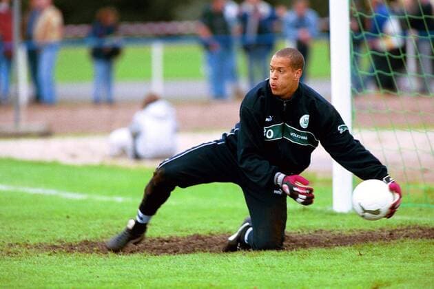 Torwart Stephan Loboué (Wolfsburg) macht sich warm Fußball 1. BL Herren Saison 2000 2001, VfL Wolfsburg, Saisonvorbereitung, Test, Testspiel Einzelbild Celle