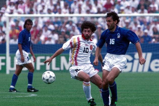José Maria Bakero (Spanien, li.) im Duell mit Roberto Donadoni (Italien) Fußball WM Herren Weltmeisterschaft 1994, Länderspiel, Viertelfinale, Nationalmannschaft, Nationalteam Gruppe Foxboro Boston