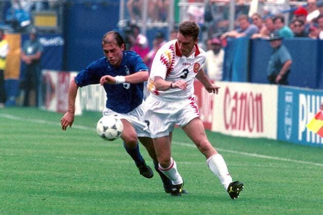 Antonio Conte (Italien, li.) im Duell mit Jorge Otero (Spanien) Fußball WM Herren Weltmeisterschaft 1994, Länderspiel, Viertelfinale, Nationalmannschaft, Nationalteam Gruppe Foxboro Boston Dynamik, Kampf