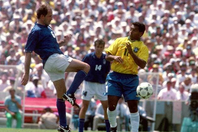 Franco Baresi (Italien, li.) im Duell mit Romario (Brasilien) Fußball WM Herren Weltmeisterschaft 1994, Länderspiel, Finale, Nationalmannschaft, Nationalteam, Nationaltrikot Gruppe Rose Bowl Los Angeles Dynamik