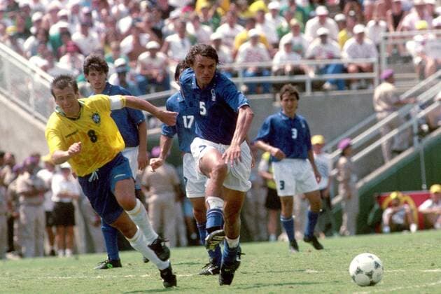 Paolo Maldini (Italien, re.) zieht ab, bedrängt von Carlos Dunga (Brasilien) Fußball WM Herren Weltmeisterschaft 1994, Länderspiel, Finale, Nationalmannschaft, Nationalteam, Nationaltrikot Gruppe Rose Bowl Los Angeles Dynamik,