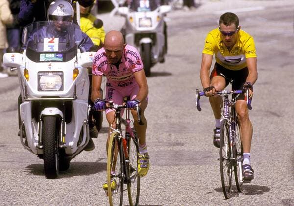 Marco Pantani (vorn, Italien Mercatone Uno) wird von Lance Armstrong (USA US Postal Services, im gelben Trikot) nicht aus den Augen gelassen Radsport Herren Tour de France 2000, Straßenradsport, Radrennsport, Straßenradrennsport, Radrennen, Rad, Straße Gruppe Berg, Berge Carpentras - Mont Ventoux