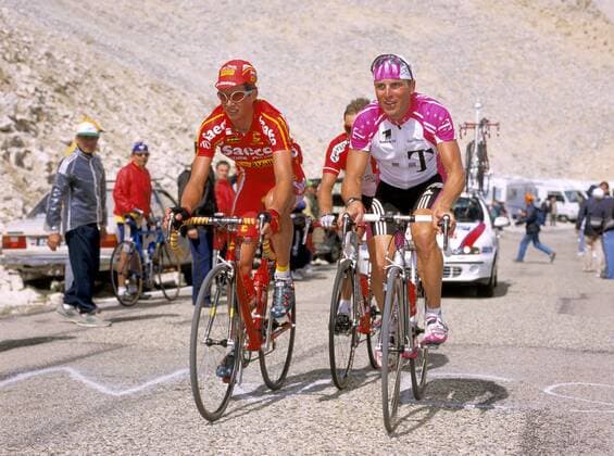Steffen Wesemann (re., Deutschland Team Telekom) fährt neben Paolo Savoldelli (Italien Saeco) den Anstieg hinauf Radsport Herren Tour de France 2000, Straßenradsport, Radrennsport, Straßenradrennsport, Radrennen, Rad, Straße Gruppe Berg, Berge Carpentras - Mont Ventoux