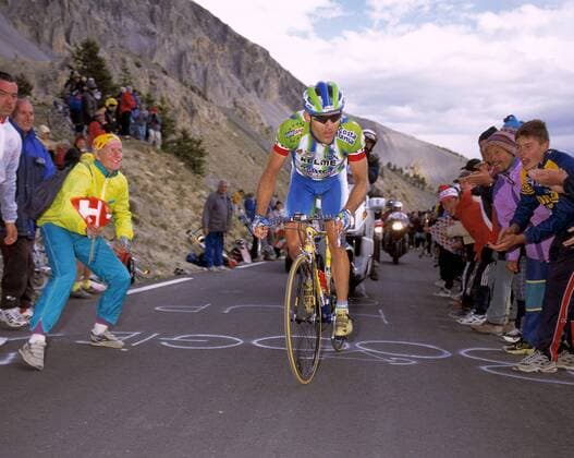 Santiago Botero (Kolumbien Kelme) wird am Anstieg von frenetischen Radsportfans angefeuert Radsport Herren Tour de France 2000, Straßenradsport, Radrennsport, Straßenradrennsport, Radrennen, Rad, Straße Einzelbild Draguignan - Briancon Begeisterung