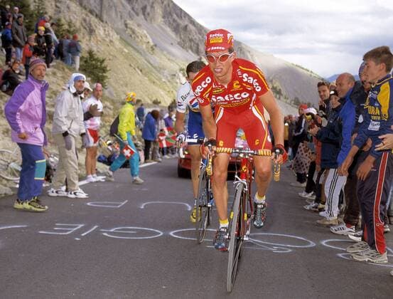 Paolo Savoldelli (Italien Saeco) geht am Anstieg aus dem Sattel Radsport Herren Tour de France 2000, Straßenradsport, Radrennsport, Straßenradrennsport, Radrennen, Rad, Straße Einzelbild Draguignan - Briancon Anstrengung
