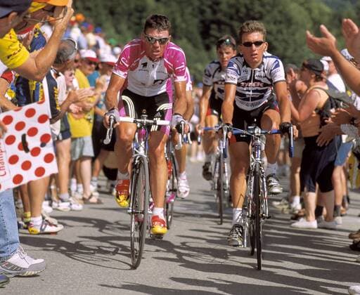 Udo Bölts (li., Deutschland Team Telekom) fährt neben Tyler Hamilton (USA US Postal Services) durch eine Gasse von klatschenden Zuschauern Radsport Herren Tour de France 2000, Straßenradsport, Radrennsport, Straßenradrennsport, Radrennen, Straße, Rad Gruppe Courchevel - Morzine
