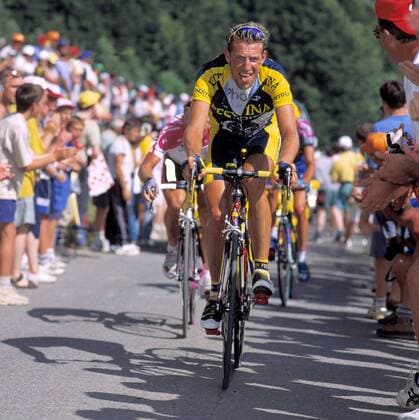 Christophe Moreau (Frankreich Festina) fährt am Anstieg durch eine Gasse von klatschenden Zuschauern Radsport Herren Tour de France 2000, Straßenradsport, Radrennsport, Straßenradrennsport, Radrennen, Straße, Rad Einzelbild Courchevel - Morzine Anstrengung
