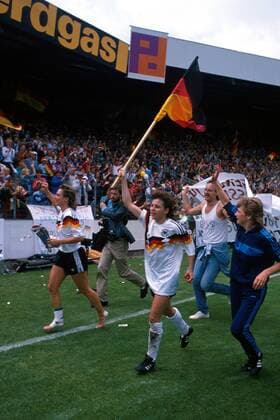 Petra Damm (Deutschland, Mitte) jubelnd auf der Ehrenrunde Fußball EM Damen Europameisterschaft 1989, Nationalmannschaft, Frauennationalmannschaft, Nationalteam, Frauen Gruppe Osnabrück Freude, Begeisterung,