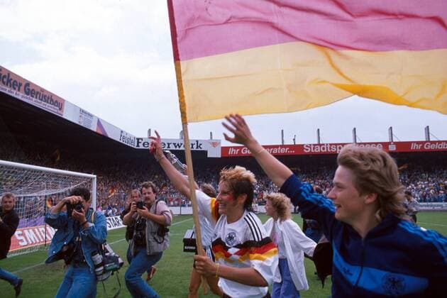 Ursula Lohn (Deutschland) jubelnd auf der Ehrenrunde Fußball EM Damen Europameisterschaft 1989, Nationalmannschaft, Frauennationalmannschaft, Nationalteam, Frauen Gruppe Osnabrück Freude, Begeisterung,