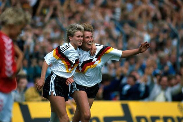 Angelika Fehrmann (re.) und Sylvia Neid (beide Deutschland) liegen sich jubelnd in den Armen Fußball EM Damen Europameisterschaft 1989, Nationalmannschaft, Frauennationalmannschaft, Nationalteam, Frauen Gruppe Osnabrück Glück Freude, Begeisterung