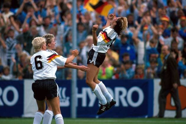 Doris Fitschen (v.l.), Sylvia Neid und Ursula Lohn (alle Deutschland) jubelnd Fußball EM Damen Europameisterschaft 1989, Nationalmannschaft, Frauennationalmannschaft, Nationalteam, Frauen Gruppe Osnabrück Dynamik Freude, Begeisterung,