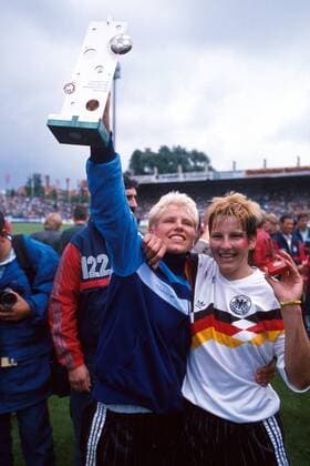 Doris Fitschen (li.) und Ursula Lohn (beide Deutschland) präsentieren stolz den EM-Pokal Fußball EM Damen Europameisterschaft 1989, Nationalmannschaft, Frauennationalmannschaft, Nationalteam, Frauen Gruppe Osnabrück Glück, Harmonie Freude,