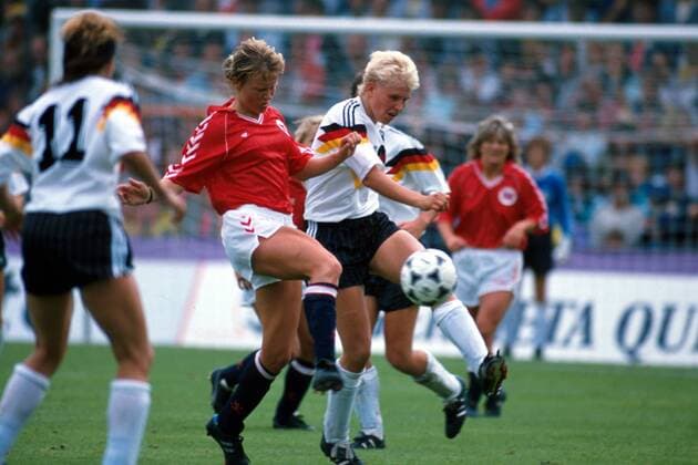 Doris Fitschen (Deutschland) zieht unter Bedrängnis ab Fußball EM Damen Europameisterschaft 1989, Nationalmannschaft, Frauennationalmannschaft, Nationalteam, Frauen Gruppe Osnabrück Dynamik,