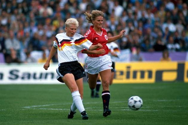 Doris Fitschen (Deutschland, li.) spielt den Ball ab Fußball EM Damen Europameisterschaft 1989, Nationalmannschaft, Frauennationalmannschaft, Nationalteam, Frauen Gruppe Osnabrück Dynamik,