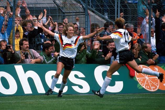 Heidi Mohr (li.) und Ursula Lohn (beide Deutschland) fallen sich jubelnd in die Arme Fußball EM Damen Europameisterschaft 1989, Nationalmannschaft, Frauennationalmannschaft, Nationalteam, Frauen Gruppe Osnabrück Freude, Begeisterung