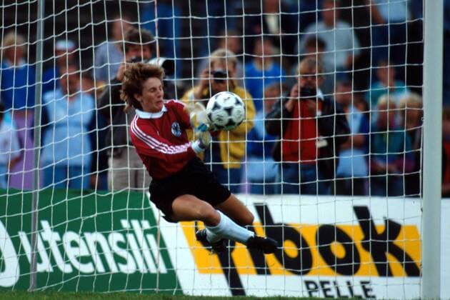 Torhüterin Marion Isbert (Deutschland) pariert den Torschuß Fußball EM Damen Europameisterschaft 1989, Nationalmannschaft, Frauennationalmannschaft, Nationalteam, Frauen Einzelbild Halbfinale Siegen Dynamik, Abwehr,
