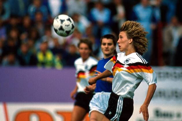 Heidi Mohr (Deutschland) visiert den Ball an Fußball EM Damen Europameisterschaft 1989, Nationalmannschaft, Frauennationalmannschaft, Nationalteam, Frauen Einzelbild Halbfinale Siegen Dynamik,