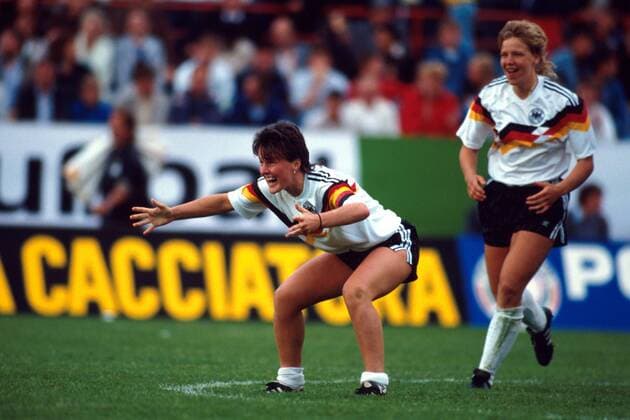 Kapitän Sissy Raith (Deutschland) jubelnd Fußball EM Damen Europameisterschaft 1989, Nationalmannschaft, Frauennationalmannschaft, Nationalteam, Frauen Gruppe Halbfinale Siegen Freude, Begeisterung,