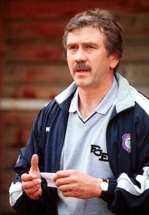 Trainer Gerd Schädlich (Aue) beobachtet angespannt das Spielgeschehen Fußball Herren Regionalliga Nord, Saison 2000 2001, FC Erzgebirge Aue, Saisonvorbereitung, Test, Testspiel Einzelbild Waldenburg