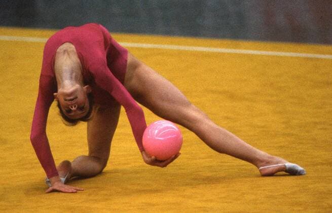 Regina Weber (Deutschland) bei ihrer Ballübung Rhythmische Sportgymnastik EM Damen 5. Europameisterschaft RSG 1986, Gymnastik Einzelbild Florenz