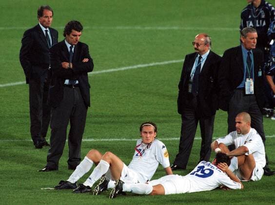 Fußball, EM Finale 2000 in Rotterdam, Frankreich - Italien 2-1 n.V. Nationaltrainer Dino Zoff (2. v. l.), sowie Francesco Totti, Vincenzo Montello und Luigi di Biagio (am Boden v. l.; alle Italien) steht der Frust ins Gesicht geschrieben Fußball EM Herren Europameisterschaft 2000, Finale, Endspiel, Länderspiel, Nationalmannschaft, Nationalteam Gruppe De Kuip Rotterdam Enttäuschung, Verzweiflung, Wut