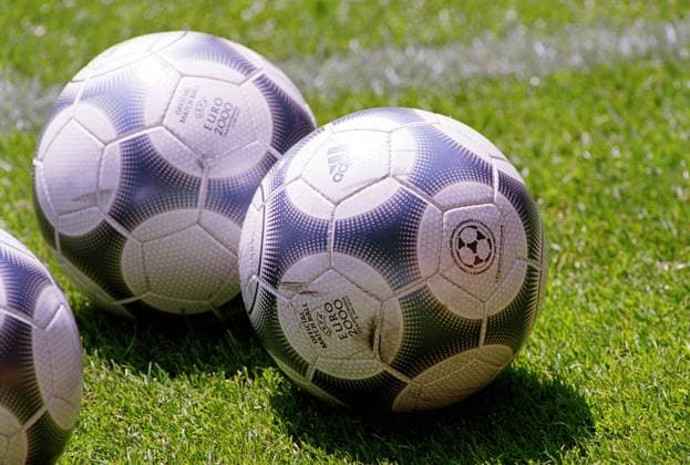 Der offizielle Spielball der Euro 2000 Fußball EM Herren Europameisterschaft 2000 Einzelbild