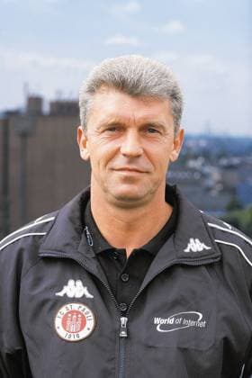 Trainer Dietmar Demuth (St. Pauli) Fußball 2. BL Herren Saison 2000 2001, Vorstellung, Präsentation, Porträttermin, FC St.Pauli Porträt Wilhelm-Koch-Stadion am Millerntor Hamburg