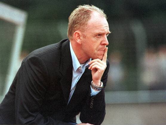 Trainer Klaus Berge (RWE) nachdenklich Fußball Herren Regionalliga Nord 2000 2001, 3. Liga, Rot Weiß Essen, 3. Liga Einzelbild Mommsenstadion Berlin Nachdenklichkeit,