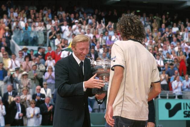 Boris Becker (li., Deutschland) gratuliert Gustavo Kuerten (Brasilien) und überreicht ihm den Siegerpokal Tennis Herren French Open 2000, ATP-Tour, Grand Slam, Sand, Sandplatz, Sandplatzturnier, Sandplatzturnier Gruppe Roland Garros Paris Freude,