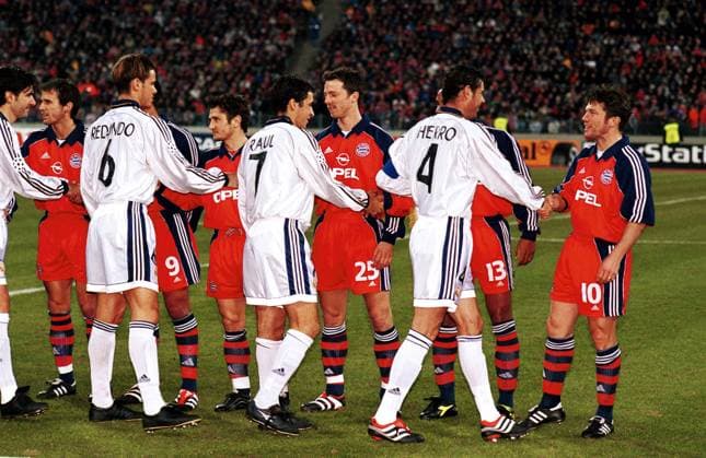 Die Bayern Mehmet Scholl (v.l.), Bixente Lizarazu, Thomas Linke, Lothar Matthäus beim Shakehands mit Fernando Redondo (6), Raul Gonzalez (7) und Fernando Hierro (4, alle Real) vor dem Spiel Fußball EC 1 Herren Champions League 1999 2000: FC Bayern München - Real Madrid 4:1 Gruppe Olympiastadion München Kameradschaft