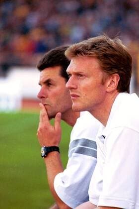 Co-Trainer Jörg Weber (vo.) und Trainer Hecking (beide Verl) auf der Bank Fußball Herren Regionalliga Nord, Saison 2000 2001, 3. Liga, SC Verl Gruppe Städtisches Stadion an der Hamburger Straße Braunschweig Nachdenklichkeit,